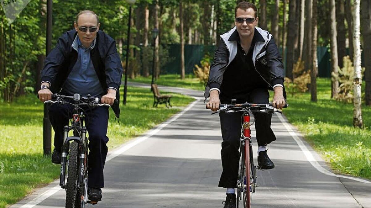 الرئيس الروسي فلاديمير بوتين و الرئيس السابق دميتري مدفيديف في ضاحية موسكو