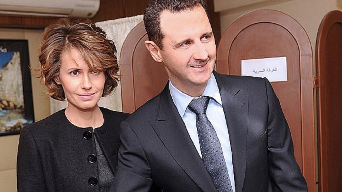 الرئيس السوري بشار الأسد وأسماء: لم يتحدث الأسد يومًا عن كيفية تعرّفه على زوجته أسماء الأخرس، إلا أنّ بعض المقربين أكدوا أنه التقاها في بريطانيا خلال معرفته بوالدها الدكتور فواز، وقالت للصحافة "أنا أحب زوجي".