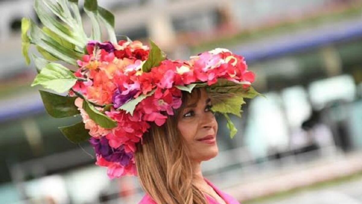 مجموعة من الورود شكلت قبعة واسعة احتوت كامل الرأس