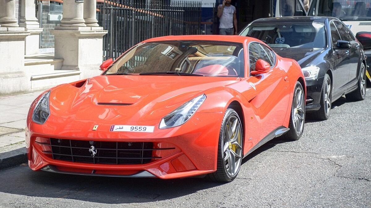 عادة ما يتفاخر الشباب الخليجي بسياراته في البلاد الأوروبية فتم رصد سيارة «مرسيدس» مغطاة بكريستال «سواروفسكي» عدا عن سيارات «فيراري»، و«لامبورجيني»، «مازيراتي»، في شوارع لندن واصحاب تلك السيارات هم من الأثرياء الكويتيين والسعوديين والإماراتيين.