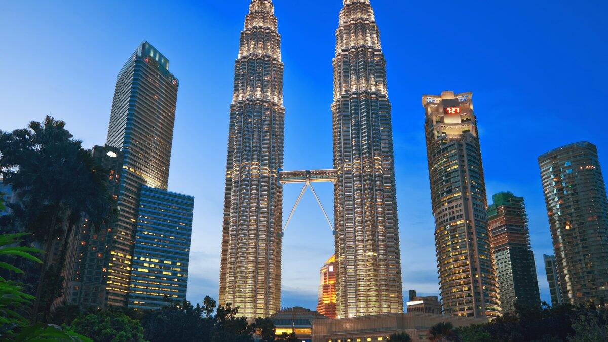 وكان المركز العاشر من نصيب كوالالمبور عاصمة ماليزيا ،حيث يحتاج الشخص الواحد لميزانية تقدر بحوالي 114.83 دولار، وتشمل على تكلفة إقامة الفندق 72.88 دولار، و وجبة طعام 15.19، و كوب من القهوة 2.83 دولار، و سيارة أجرة 1.06 دولار .