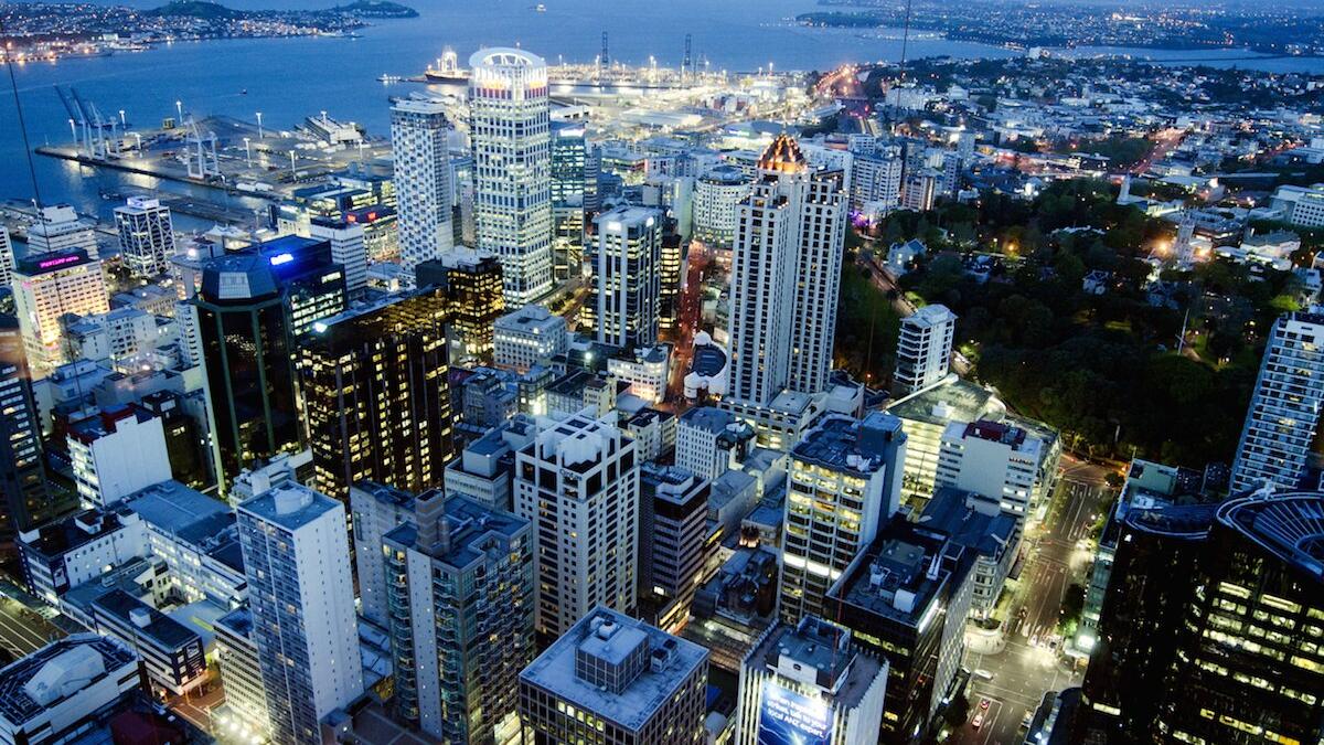 و في المركز السابع جاءت مدينة أوكلاند في نيوزيلندا، حيث يحتاج الشخص الواحد لميزانية تقدر بحوالي 103.16 دولار، وتشمل على تكلفة الفندق 46.11 دولار، ووجبة طعام 54.90 دولار، و كوب من القهوة 3.09 دولار، و سيارة أجرة 10.13 دولار.