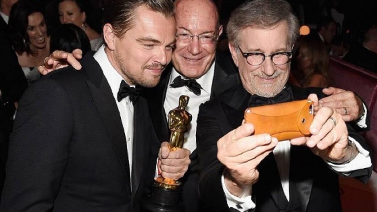 سيلفي دي كابريو
سيلفي الممثل ليوناردو دي كابريو مع المخرج جونزاليس والمصور لوبسكي، بعد حصوله على جائزة الأوسكار، التي ترشح لها 4 مرات ولم يوفق فيها.