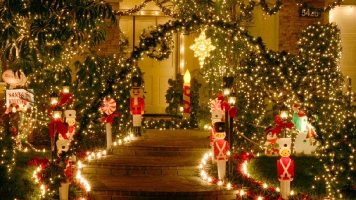 طاجكستان:
حظرت  الاحتفالات بأعياد الميلاد، وفرضت قيودًا مشددة على بيع أشجار الأعياد والهدايا، إلا أنها لم تصدر قانونًا يعاقب من ينظمها بالسجن، واكتفت بالغرامة.