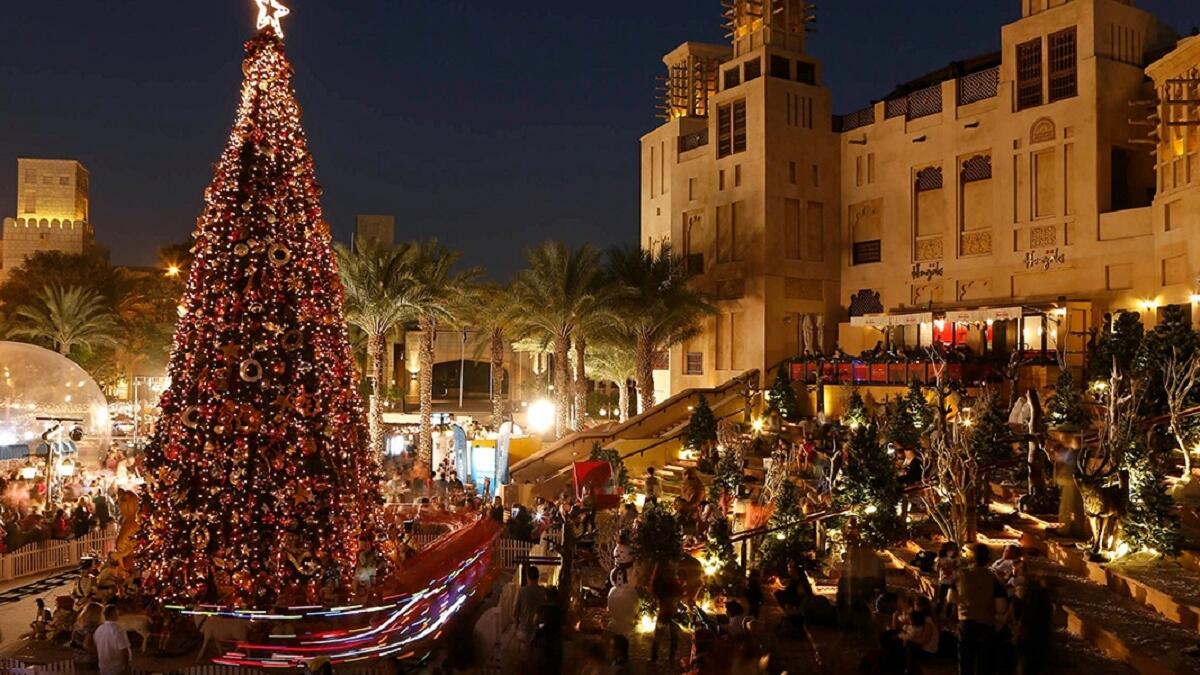 دبي:
سجلت دبي في عام 2014 أرقامًا قياسية عالمية من خلال تقديم أكبر عروض للألعاب النارية في العالم، بمناسبة الكريسماس والعام الجديد تقام في عدد من معالم دبي الشهيرة كبرج خليفة وبرج العرب ونخلة جميرا.