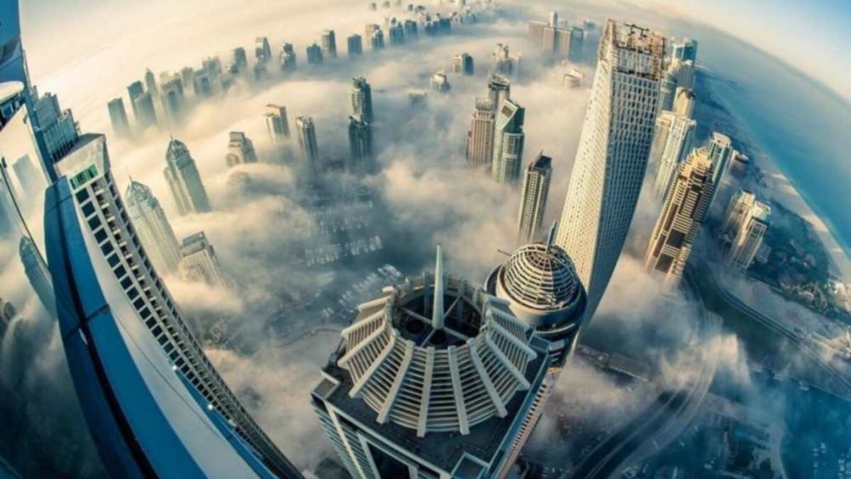 تتميز دبي بمبانيها العملاقة التي تخترق السحاب وترسم مشهداً عظيماً تراه وأنت تقطع المدينة ذهاباً وإياباً. ولو كنت تتمشى في مارينا دبي سترى فعلياً أن هذه المباني أصبحت أعلى من السحاب بمراحل.