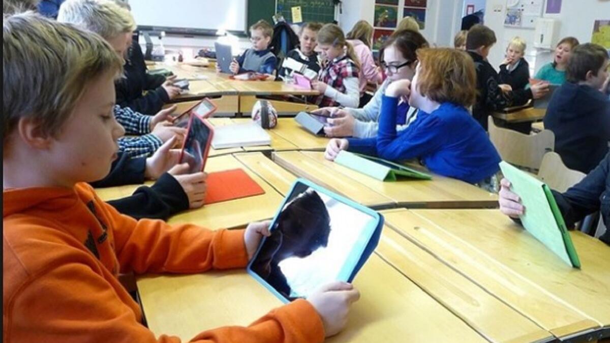 فنلندا شهد نظام التعليم فيها نجاحاً كبيراً. ويعتبر النظام الفنلندي ﺍﻟﻣﺳﺎﻭﺍﺓ ﻓﻲ ﺍﻟﺗﻌﻠﻡ ﺃﺣﺩ ﺍﻟﻣﺑﺎﺩﺉ ﺍﻷﺳﺎﺳﻳﺔ، ويتم اختيار المعلمين بمعايير صارمة، ويتيح النظام للأطفال اللعب بشكل مكثف في المراحل الأولى بدون امتحانات.