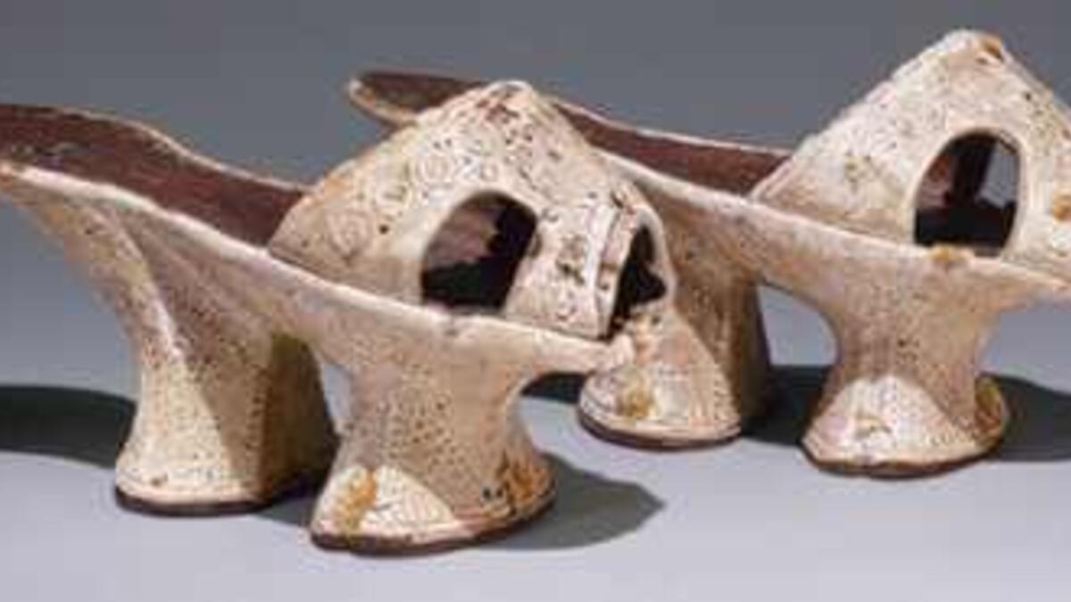 أول من اخترع الكعب العالى كان المصريون القدماء منذ 3500 ق.م وكان حذاء الطبقة النبيلة سواء النساء أو الرجال، خصوصًا إن عامة النساء كانوا يسيرون حفاة باستثناء الجزارين، لأنهم يسيرون فى برك من الدماء.