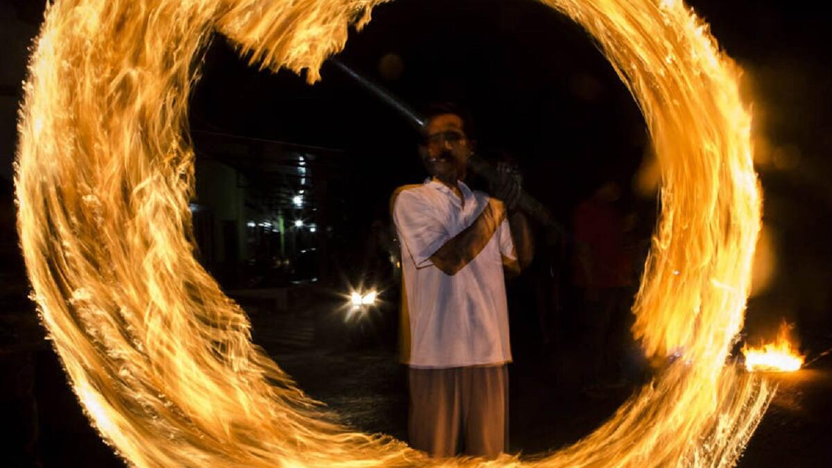 اليمن يتجهز الشعب اليمني بتجميع الحطب و الاعواد خلال شهر رمضان في أماكن متفرقة و يقومون بحرق هذه الاعواد بعد الاعلان عن يوم العيد تعبيرا عن فرحهم بقدوم هذا اليوم وتتميز اليمن في يوم العيد بتقديم طبق ” السَّلتة ” لتقديمها للضيوف و هي اكلة شعبية قديمة .