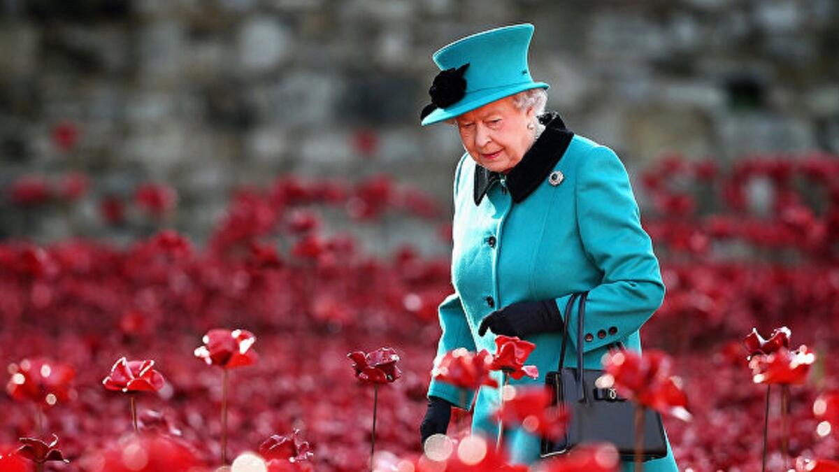 لا تمتلك جواز سفرٍ أو رخصة قيادة ولا تحتاج إليهما على الإطلاق،
تستخدم حقيبتها لترسل إشارات سرية إلى العاملين لديها: هناك تقرير صدر مؤخراً لصحيفة التليجراف مفاده أن الملكة تستخدم حقيبتها اليدوية كي تخرج بشكل مهذب من الاجتماعات المملة وغير المريحة.