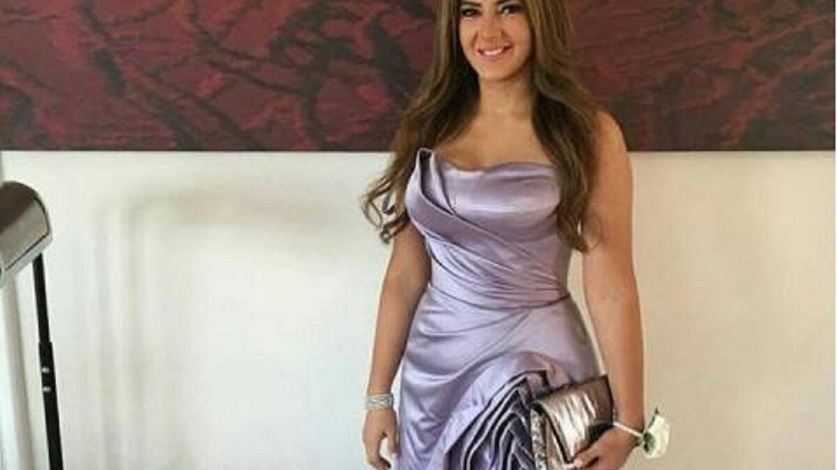 أطلّت الممثلة  المصرية دنيا سمير غانم في حفل شقيقتها بفستانٍ طويل باللون البنفسجي الفاتح، مع فتحة الى فوق الركبة. ووصفت اطلالاتها بالسيئة.