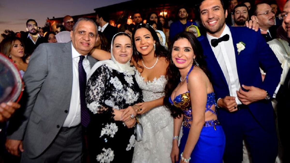 أحيت الراقصة دينا الحفل. ورقصت مع العريس على أغنية شادية "يا حسن يا خول الجنينة".