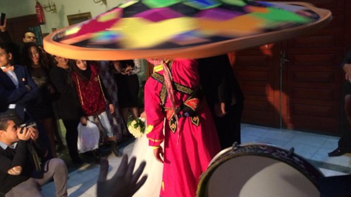 مصر:
تجتمع  العازبات حول العروس لقرصها في "ركبتها"، وذلك لزيادة فرصهن بالزواج، وفي محافظة النوبة  يضرب العريس من قبل رجال عائلة العروس، وعليه أن يتحمل الضربات ليستحق الفتاة.