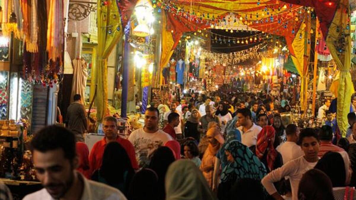 مصر شهر رمضان له طابعه الخاص في مدن وقرى مصر، فإقبال الصائمين على المساجد وكثرة حلقات الدروس والوعظ وتلاوة القرآن الكريم هو ما يلفت النظر في المدن والقرى. ويستقبل المصريين الشهر الفضيل بالألحان والأغاني الدينية،وتزيَّن الشوارع بالأعلام والزينة الورقية.