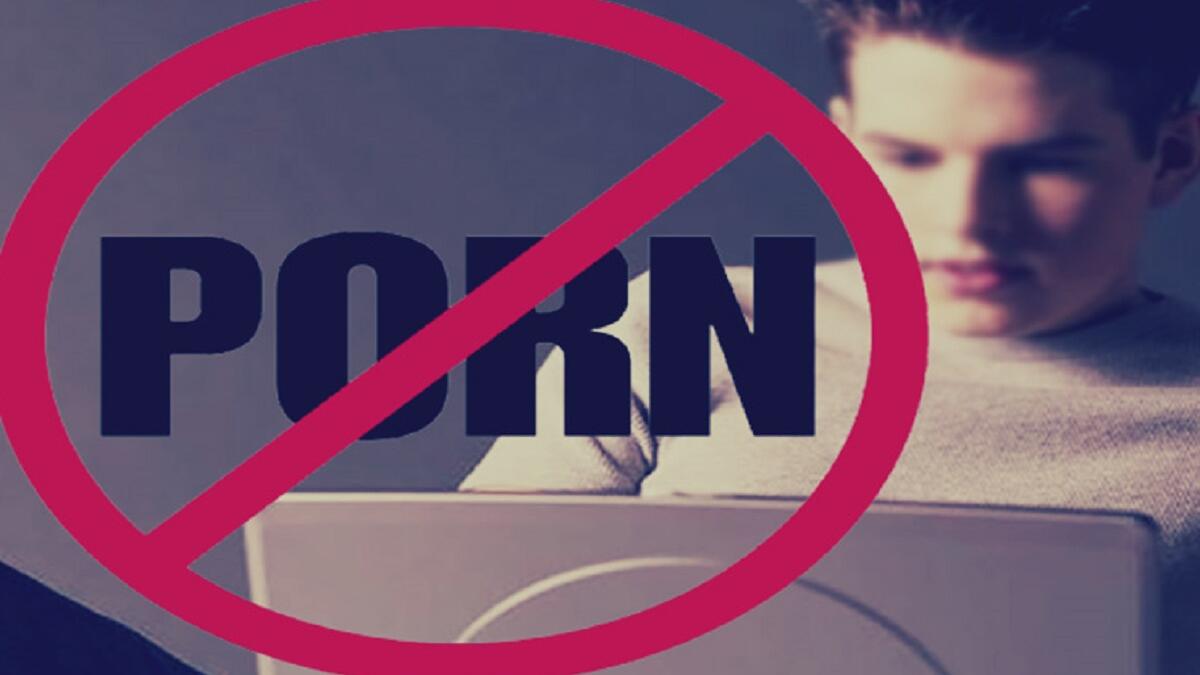 إنشاء وإدارة وتشغيل مواقع على شبكة الإنترنت أو نقل أو إعادة نشر المواد الإباحية أو النشاطات المتعلقة بالقمار.. العقوبة: السجن وغرامة بين 250 - 500 ألف درهم أو إحدى هاتين العقوبتين.