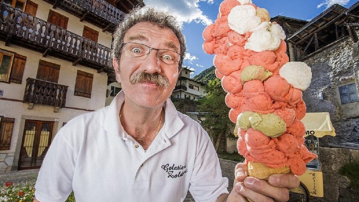 ايطاليا: سجلت أطول مخروط آيس كريم في العالم حيث احتوى 121 كرة آيس كريم متراكمة