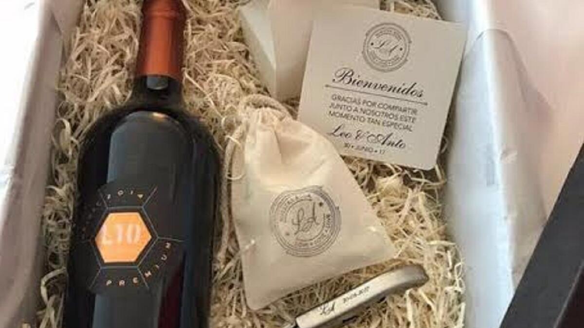 وزع هدايا على الضيوف تضمنت صندوق يحتوي على  نبيذ بنكهة ليونيل ميسي الخاصة