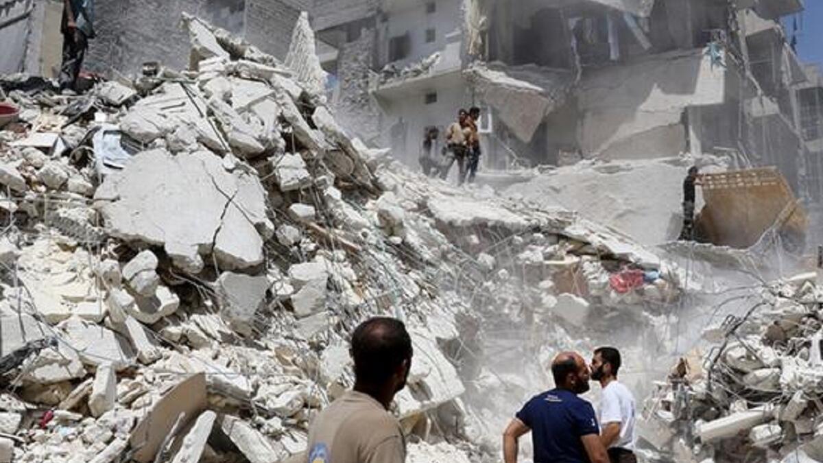 الدفاع المدني تحدث عن جثث القتلى التي تملأ الشوارع في حلب، وتحت أنقاض الأبنية المدمرة مع استمرار القصف، بينما شهدت الأحياء التي بقيت تحت سيطرة المعارضة حركة نزوح كبيرة للمدنيين.