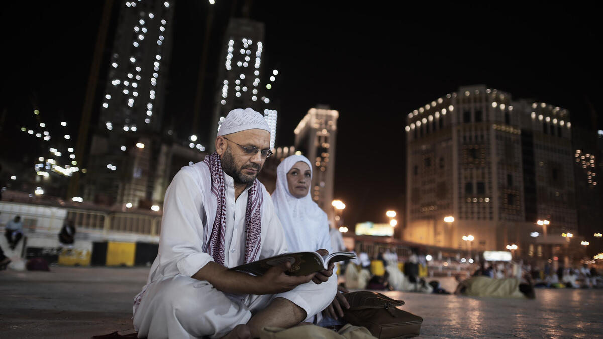 هل وجود المحرم للمرأة هو شرط وجوب الحج عليها؟ وجود المحرم شرط للوجوب، والمرأة في الحج بحاجة الى محرم، لأن تنقلها من مكة إلى منى، ومن منى إلى عرفات، ومن عرفات إلى مزدلفة، ومن مزدلفة إلى منى، هذه مدة زمنية، فحكمها حكم السفر.