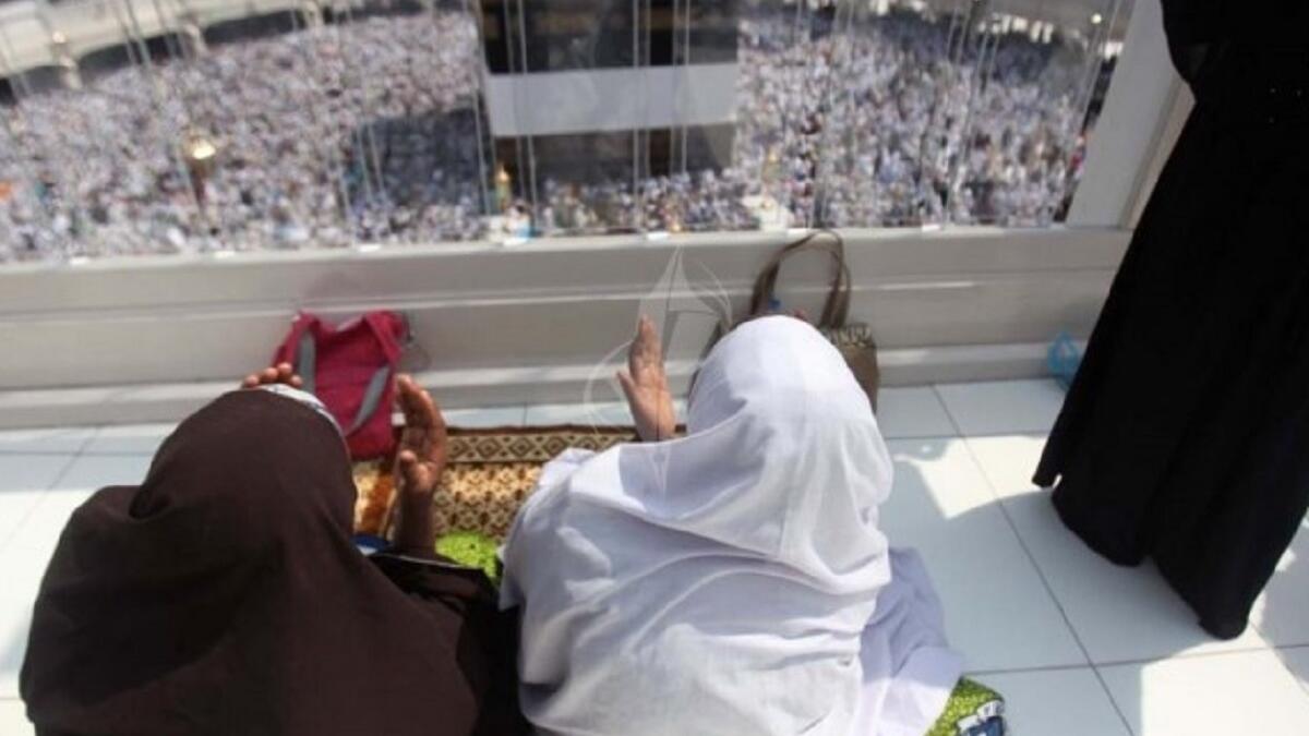 حكم من أتمت الحج من غير محرم؟ تعتبر في هذه الحالة حجها صحيح تسقط به فريضة الحج عنها، لكنها آثمة في سفرها من غير محرم، وعليها التوبة إلى الله والاستغفار.