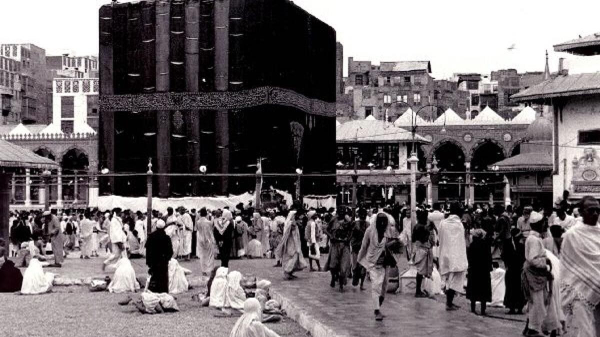 عندما اشتد البلاء على المسلمين في مكة بعد بيعة العقبة الثانية، أذنَ مُحمد لأصحابه بالهجرة إلى المدينة المنورة، وأمرهم باللَحاقِ بِإخوانهم من الأنصار.