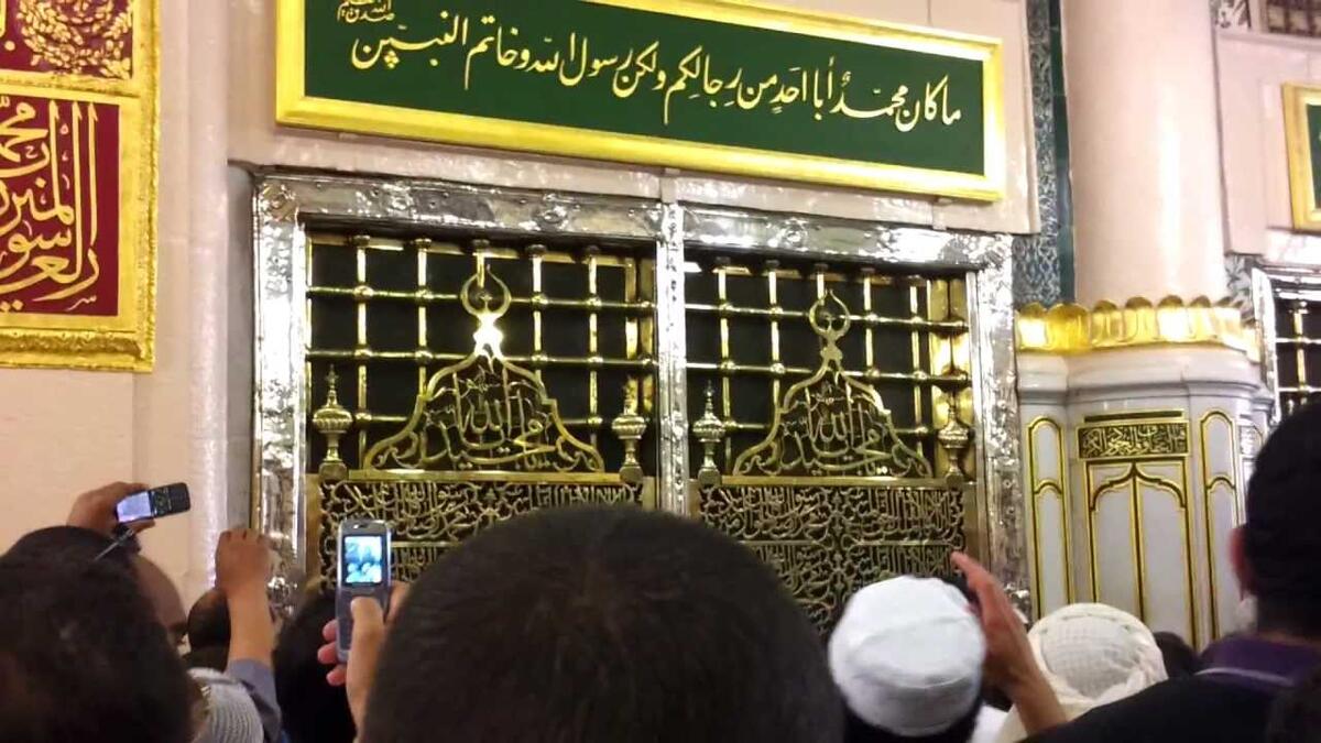 هل يلزم الحجاج من رجال ونساء زيارة قبر الرسول صلى الله عليه وسلم، والبقيع؟ أم الرجال فقط؟ لا يلزم الحجاج رجالًا ونساء زيارة قبر الرسول صلى الله عليه وسلم ولا البقيع، بل يحرم شد الرحال إلى زيارة القبور مطلقًا، ويحرم ذلك على النساء.