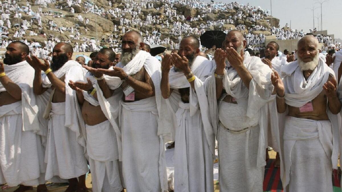 وفاء الدين قبل الحج؟ إذا كان لدى الشخص مال يتسع للحج ولقضاء الدين فلا بأس، أما إذا كان المال لا يتسع لهما، فابدأ بالدين؛ لأن قضاء الدين مقدَّم.