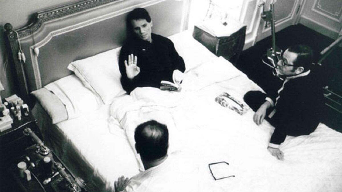 هاجس النوم: كان العندليب يسهر طوال الليل، وينام مع إشراقة الشمس، كي يشعر بالطمأنينة في حال أصيب بغيبوبة نتيجة المرض، يقوم المتواجدون في منزله بإسعافه فورًا.