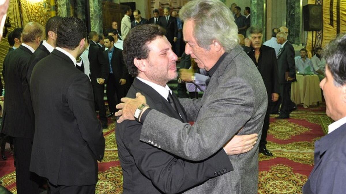 الفنان هانى شاكر فكان حزنه عميقًا بحجم رومانسيته التي لطالما أضافت سحرًا داخل من يسمعها لما بها من مشاعر وأحاسيس مضيئة، لوفاة ابنته دينا، والتي بعد فراقها أصيب الفنان الكبير بانهيار عصبي، ومن حينها لا يتوقّف عن البكاء، وتوفيت ابنته بسبب أصابتها بالسرطان.