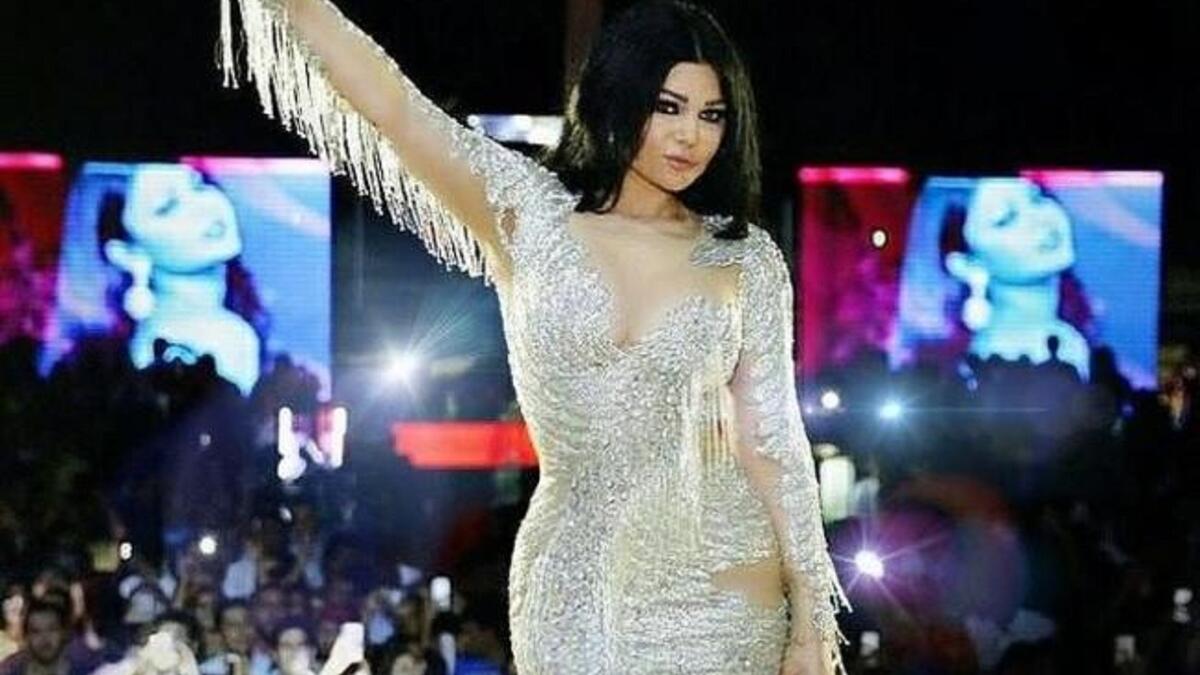 اثارت النجمة هيفاء وهبي في حفل بالساحل الشمالي في مصر  حالة من الجدل والانتقادات والهجوم عليها وذلك بسبب الفستان المثير الذي ارتدته، والذي كشف الكثير من مفاتنها.