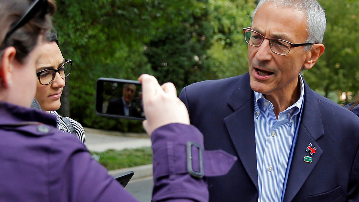 نشر موقع ويكيليكس رسائل إلكترونية، تم قرصنتها من جهاز رئيس حملة كلينتون، جون بوديستا، تؤكد تلقي كلينتون مبالغ مالية لقاء خطابات ألقتها، كما تظهر مقتطفات وتصريحات أدلت بها عن وول ستريت والسياسة التجارية.