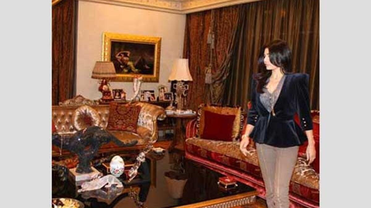 الفنانة هيفاء وهبي التي صنفت من أصجاب الثروات الأمر الذي ينعكس على منزلها ويظهر ذلك جلياً في مدى فخامته.