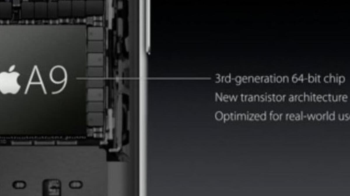 قامت آبل بتطوير المعالج في هاتف آيفون، واستخدمت شريحة قامت بتصميمها خصيصاً، من الصعب مقارنتها مع منافسيها هي شريحة Apple A9. وقالت آبل أن المعالج (CPU) الجديد أسرع بمقدار 70% من المعالج السابق في شريحة A8 التي استخدمت في هاتف آيفون 6.