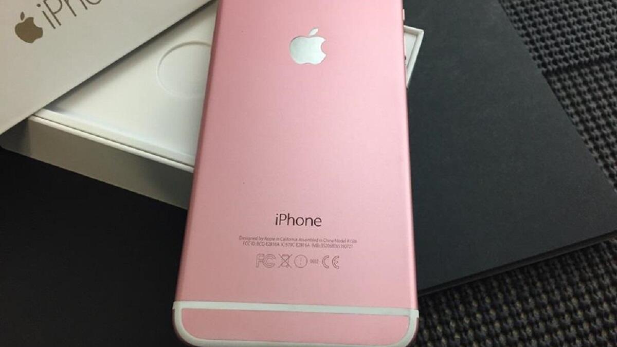 أعلنت شركة آبل عن هاتفها الذكي الجديد iPhone 6S في حدث خاص أقامته في مدينة سان فرانسيسكو، ويحمل iPhone 6S ايفون 6 اس تصميم مطابق للإصدار السابق ايفون 6 لكن مع بعض التحديثات ومجموعة جديدة من المميزات أبرزها ميزة حساسية الشاشة للضغط عليها