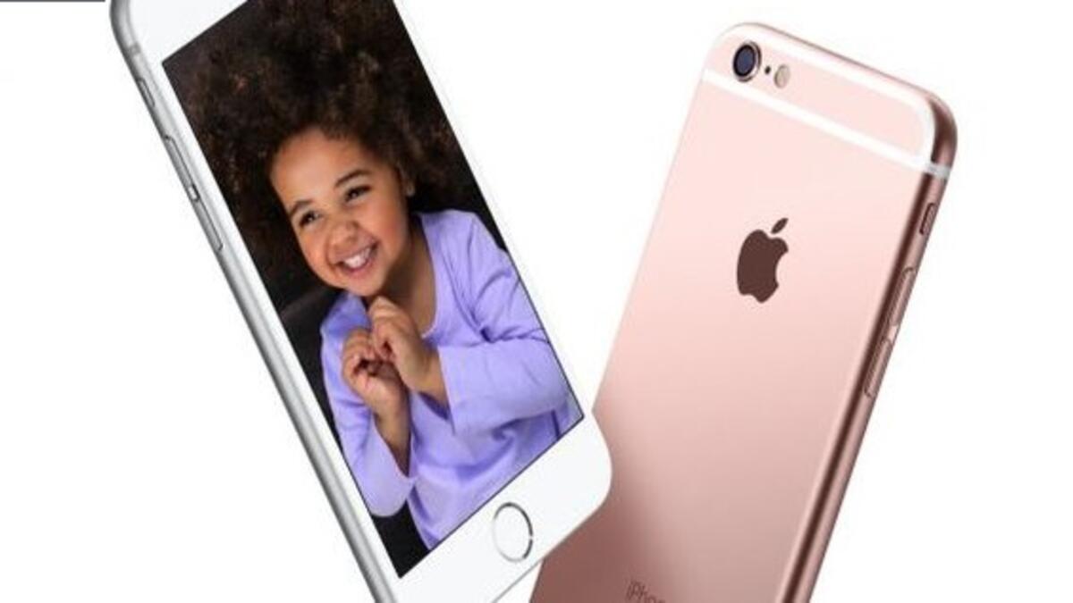 مع زيادة دقة الكاميرا الخلفية إلى 12 ميجابكسل، أصبح بالإمكان تصوير الفيديو بدقة 4K. والأهم من ذلك للبعض هو ميزة السيلفي (TrueTone) التي تجعل من شاشة الهاتف مصدراً لإضاءة الفلاش، وذلك بزيادة درجة سطوعها، ومن ثم تغيير درجة سطوع الشاشة لتقديم صورة طبيعية.