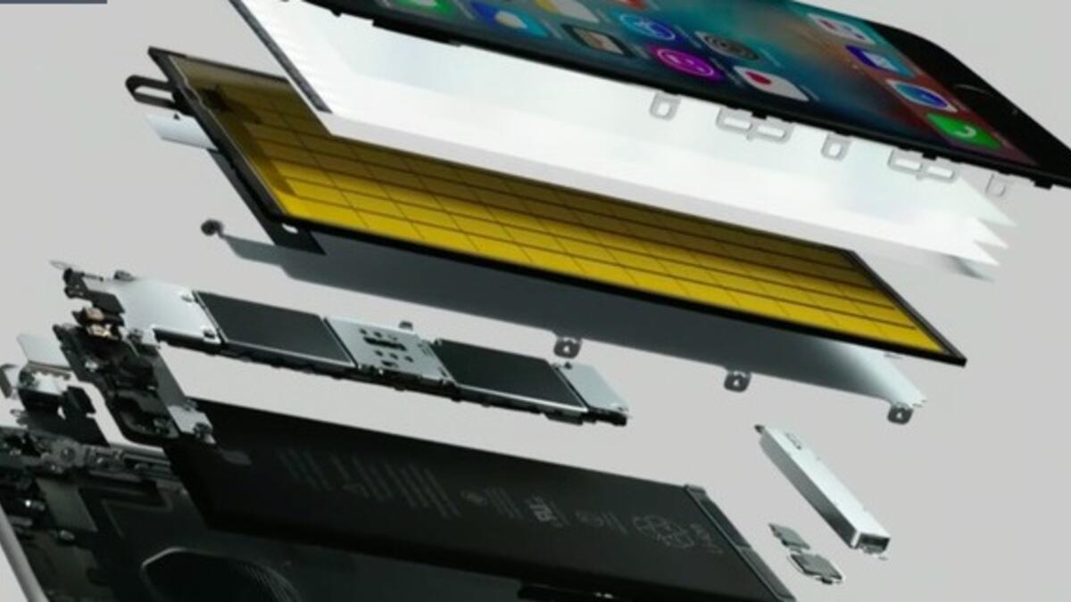 يبدو هاتف آيفون 6 إس تماماً مثل سابقه آيفون 6، ولكن آبل قالت أنها قد عملت على تحسين متانة بنيته وهيكله بشكل جوهري، حيث استخدمت في الهاتف الجديد خليطاً معدنياً من ألومنيوم(7000-series)،وهذا يعني أن هاتف آيفون 6 إس الجديد يجب أن يكون أكثر مقاومة للخدوش.