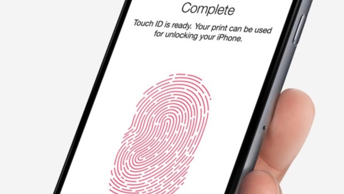 قامت آبل بتحديث ماسح (TouchID) بزيادة سرعته بمقدار الضعفين عن سابقه، وذلك بإجراء تعديل بسيط في جهاز الماسح الضوئي المتواجد أسفل الزر الرئيسي في الهاتف، بالإضافة لإجراء بعض التحسينات على خوارزمية البرمجيات الخاصة به