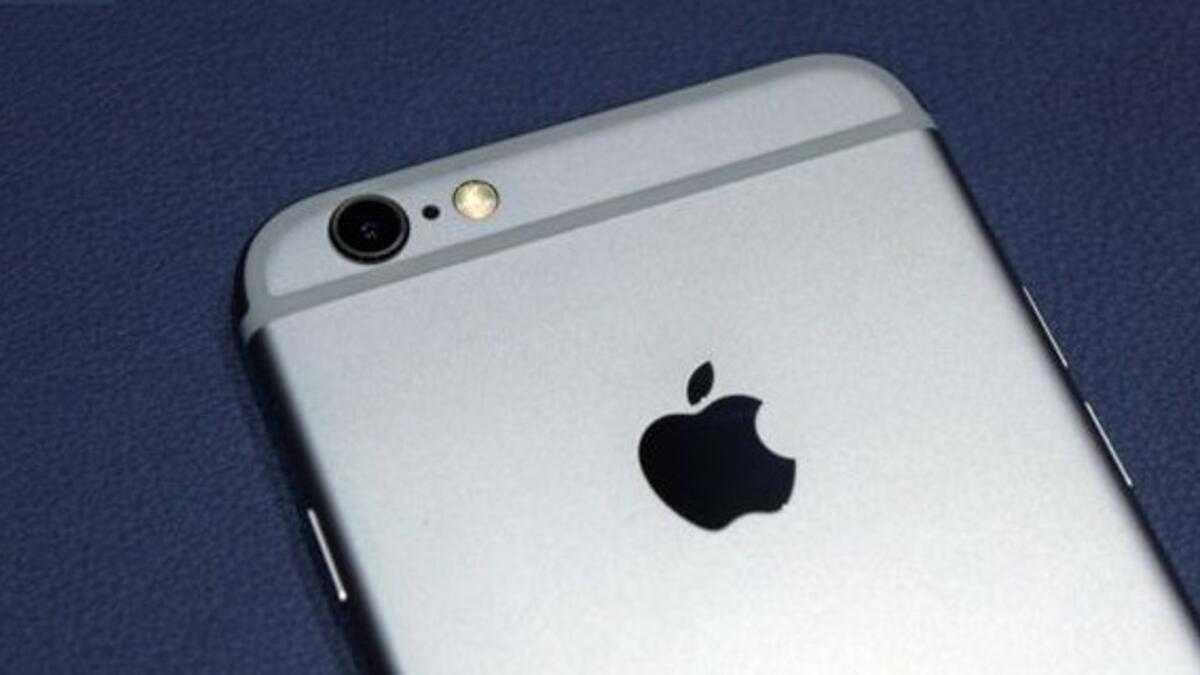 سيكون هاتف آيفون 6 إس متاحاً قريباً كما أعلنت آبل، وسيكون بإمكانك إجراء طلب شراء مسبق من خلال موقع متجر آبل في 12 سبتمبر.وبعد أسبوعين، في 25 سبتمبر، سيتم كشف النقاب عن هاتف آيفون 6 إس في متاجر آبل في أكبر المناطق، بما فيها بريطانيا والولايات المتحدة.