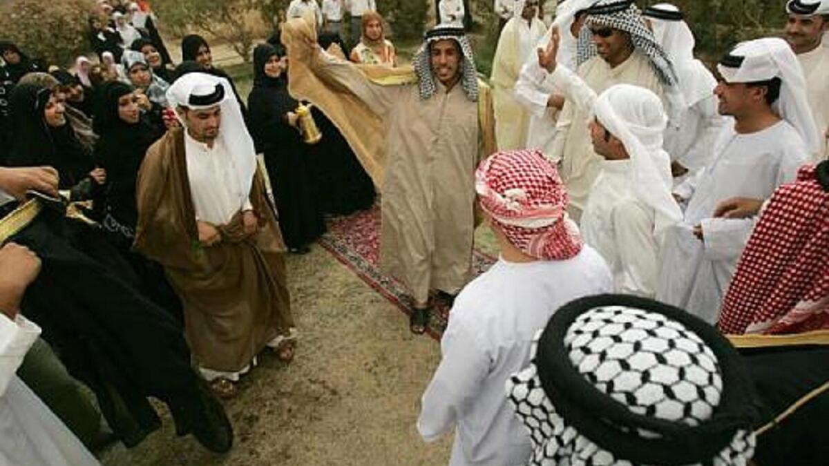 العراق:
يكتب اسم عازبة ترغب بالزواج اسفل حذاء العروس، وفي محافظة ديالى يتبول أحد الأطفال الذكور في العائلة على سرير الثنائي "ليلة الدخلة" لجلب الحظ والتبكير بالمولود الذكر.