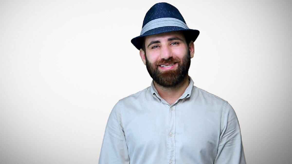 "عيسى حسو" من سوريا، يمتلك خبرة في مجال الخياطة، يعطي أهمية كبيرة لخياله، ويرى أنه مصدر إلهامه لينفذ ما يخطر على باله مهما كان صعبًا.