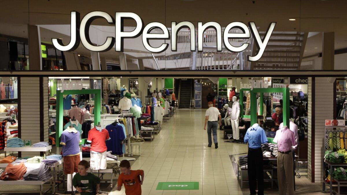 "JCPenny" وهو متاجر للملابس الجاهزة حيث  يعتبر الاسم اختصارًا لمؤسس العلامة التجارية James Cash Penney.