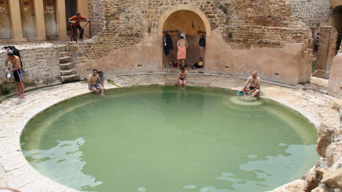 للشعب الجزائري خلال رمضان عادات نابعة من تعدد المناطق التي تشكله. وتتميز الجزائر بالحمامات التي تلقى إقبالاً كبير من العائلات في الأيام الأخيرة من شهر شعبان للتطهّر واستقبال رمضان للصيام والقيام بالشعائر الدينية وتنطلق إجراءات التحضير لهذا الشهر.