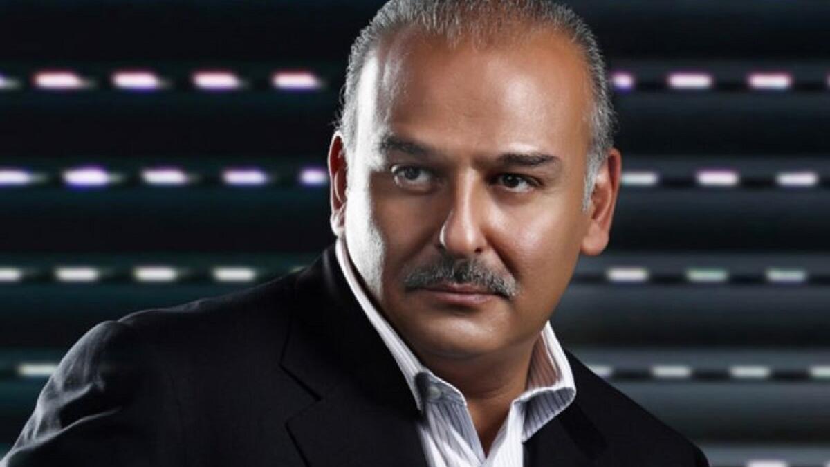 النجم جمال سليمان غير صورته الشخصية للون الأحمر عبر حسابه على فيسبوك. ليعلن تضامنه مع ابناء بلده