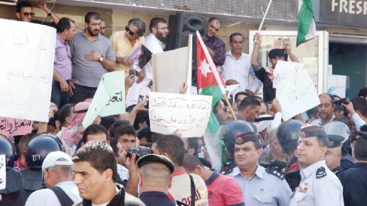 تفاجأ الأردنيون بتعديلات المناهج الدراسية الذي أقدمت عليها وزارة التربية والتعليم مؤخرا، وهو ما أثار جدلا واسعا في الشارع الأردني.و اعتبر العديد أن التعديلات تهدف لـ"علمنة المناهج"،فيما أكدت الوزارة أن التعديلات على المناهج هي روتينية واعتيادية.