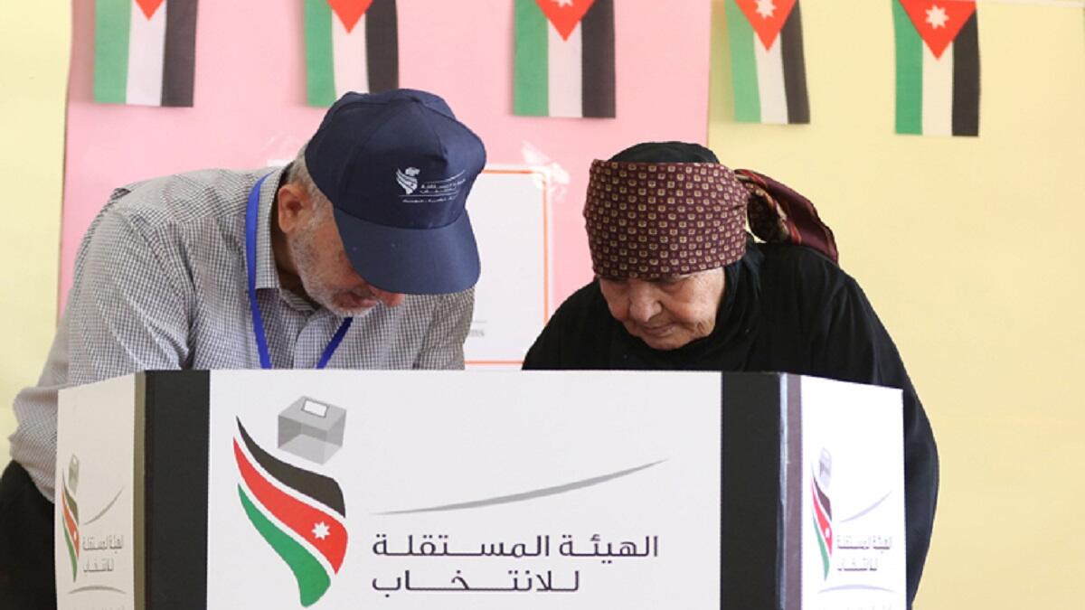 خلال الانتخابات النيابية تم سرقة 8 صناديق اقتراع  في البادية الوسطى، وظهر رئيس هيئة الانتخاب ليأكد ان الانتخابات ستعاد في الدائرة. ولكن فيما بعد، قال الناطق الإعلامي للهيئة المستقلة للانتخاب أن الصناديق المسروقة لا تؤثر على النتائج الانتخابات.