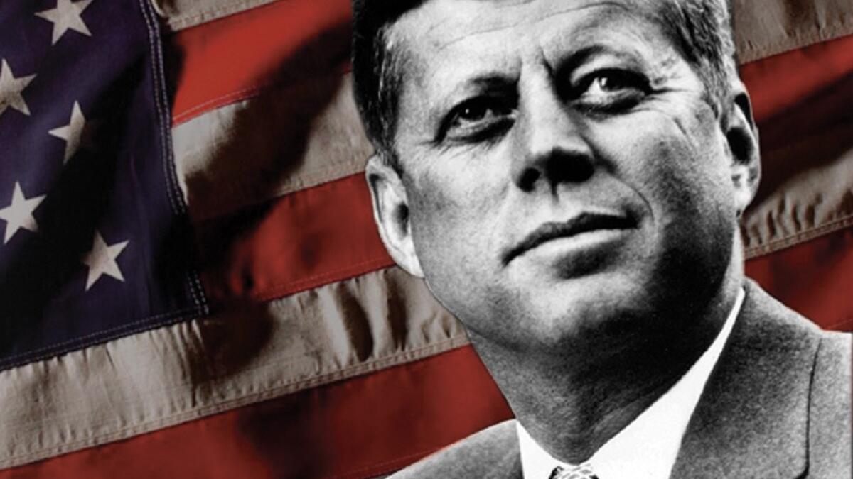 جون كينيدي رئيس الولايات المتحدة الخامس والثلاثون انتخب لرئاسة أمريكا كمرشح عن الحزب الديمقراطي وعمره في ذلك الوقت 43 عامًا وذلك في انتخابات عام 1960. عرف بصاحب مواقف قوية في مواجهة السوفيت في كافة المجالات. وتوفي مقتولاً في 1963 في دلاس، تكساس.