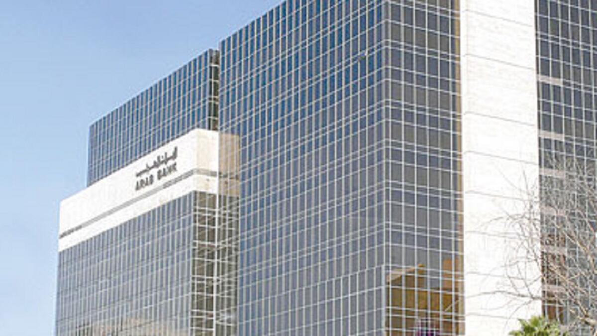 تتوزع الشركات التسعة المتداولة في سوق عمان الاردني الأوراق المالية المشمولين بالقائمة بواقع 5 بنوك، وشركتين بالقطاع الصناعي، وشركة لكل من قطاعي الاتصالات والبتروكيماويات وتصدر (البنك العربي) الشركات الأردنية بقيمته السوقية البالغة 5.5 مليارات دولار.