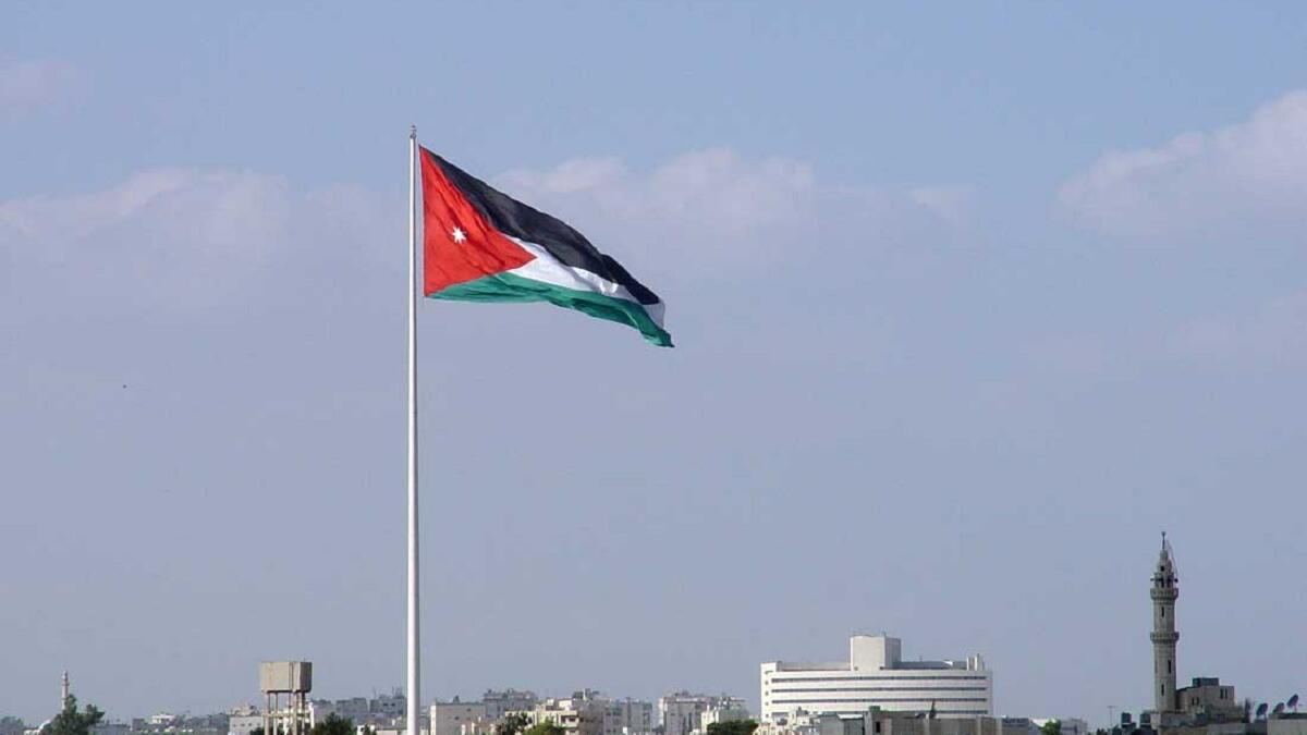 الأردن: يعاقب بالحبس لمدة شهر وغرامة مالية بقيمة 25 دينارًا.