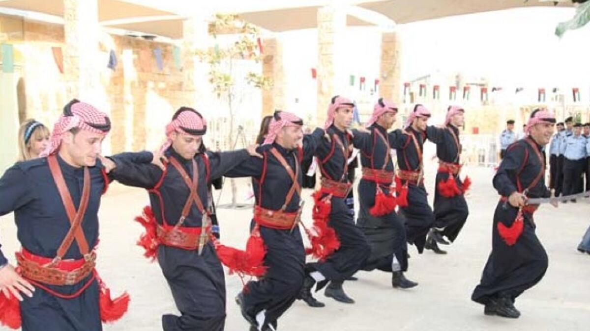 الأردن: الأحتفال بالزواج في الاردن قد يبدأ مشياً على الأقدام إذا كان بيت العروس في منطقة سكن أهل العريس. وأثناء المشي إلى بيتها، تقوم بعض النسوة برش الأرز على رؤوس السائرين في الزفة.