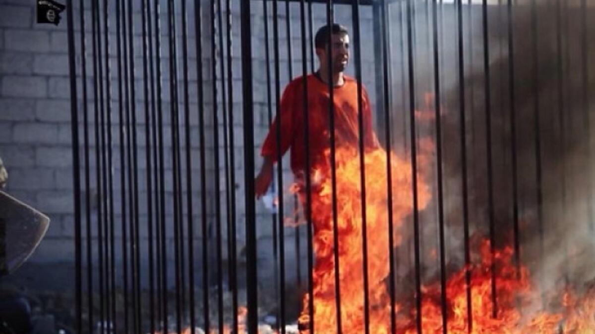 عملية احراق الطيار الاردني معاذ الكساسبة بالنار وهو لا يزال على قيد الحياة من أبرز الجرائم التي شغلت الإعلام والرأي العام بطريقتها وأسلوبها الأقرب لأفلام هوليود واعتمد التنظيم طريقة الإعدام هذه بحجة " أن الجزاء من جنس العمل".